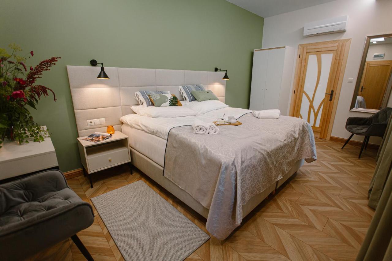 Hotel Dom W Starym Parku Biskupice  Esterno foto